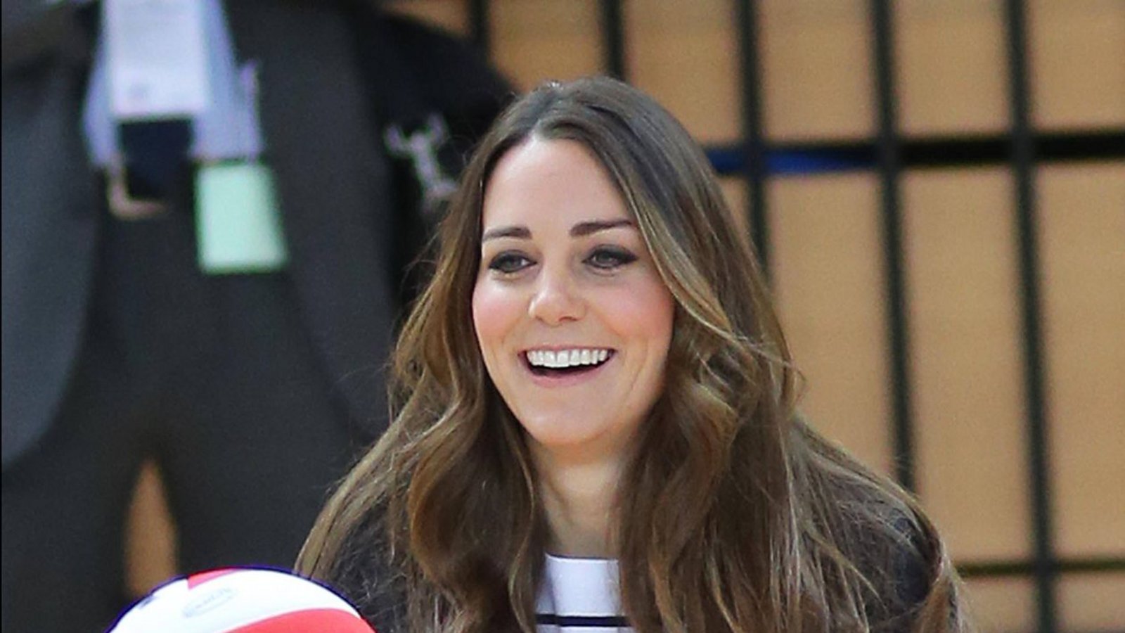2013: Bei einem Event im Olympiapark in London zeigte die Herzogin, dass sie auch in hohen Wedges Volleyball spielen kann. Einmal mehr trug Kate dabei einen dunkelblauen Blazer zu einem Streifenshirt.Foto: imago stock&people/iImages