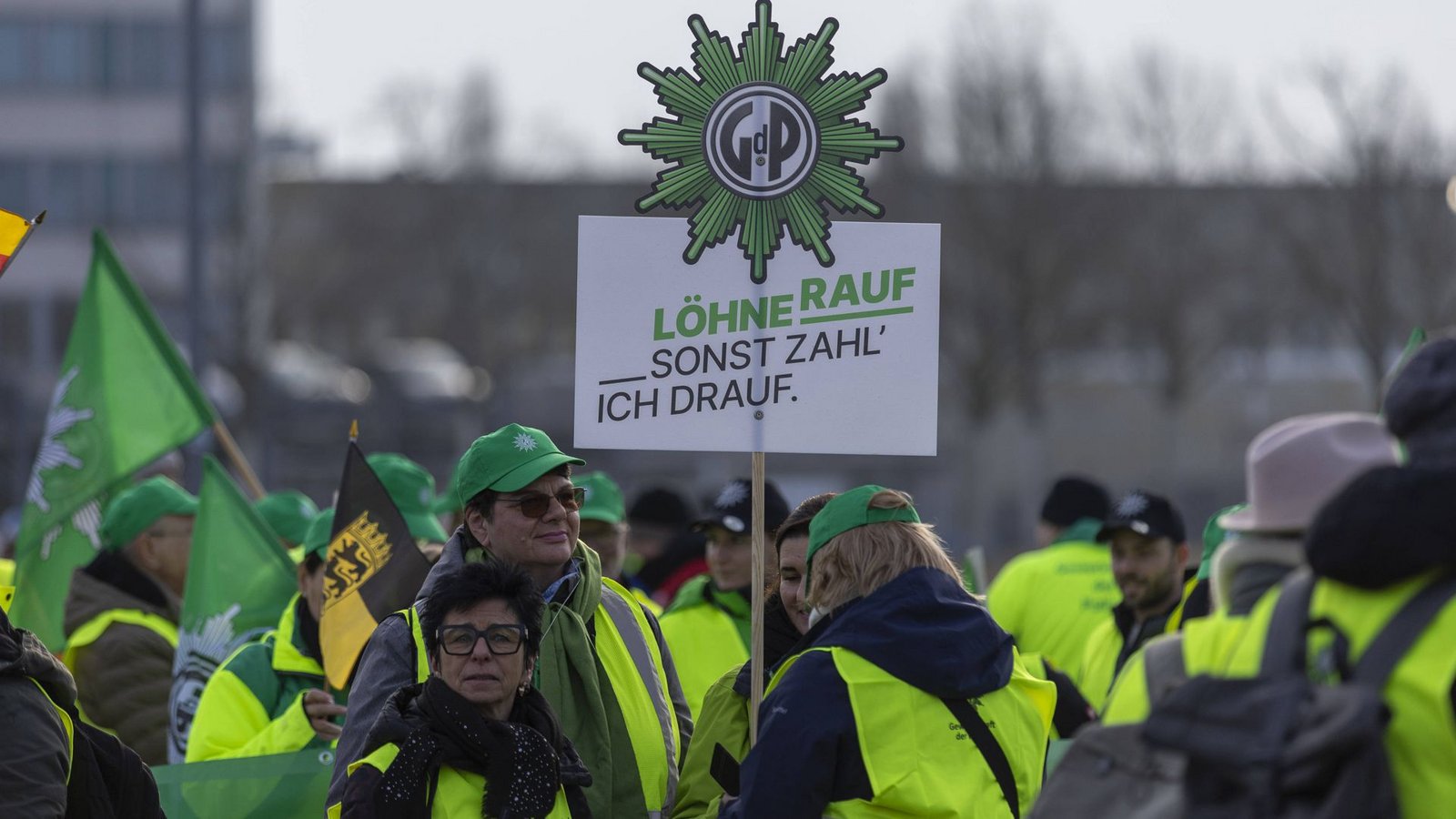 Auch bei der Polizei gibt es mehr Geld.Foto: dpa