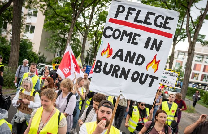 Für Montag und Dienstag sind Kundgebungen und Streikaktionen an allen vier Uniklinik-Standorten im Land geplant (hier ein Foto einer früheren Aktion).<span class='image-autor'>Foto: picture alliance/dpa</span>