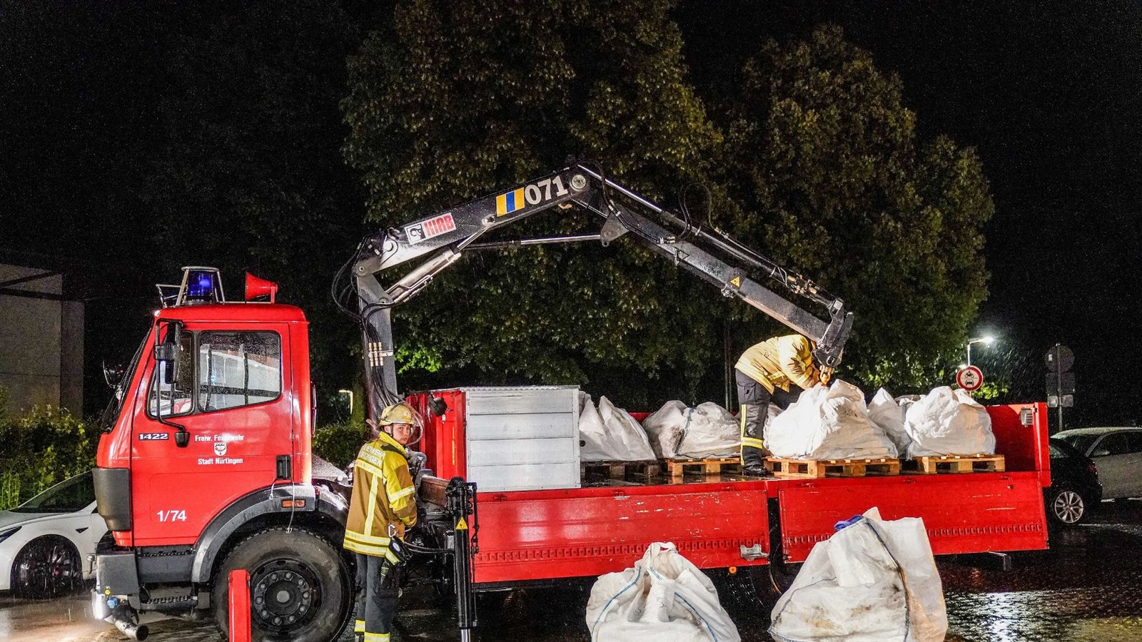 Mit Sandsäcken versuchten die Einsatzkräfte die Fluten zu kontrollieren.Foto: SDMG/SDMG / Kohls