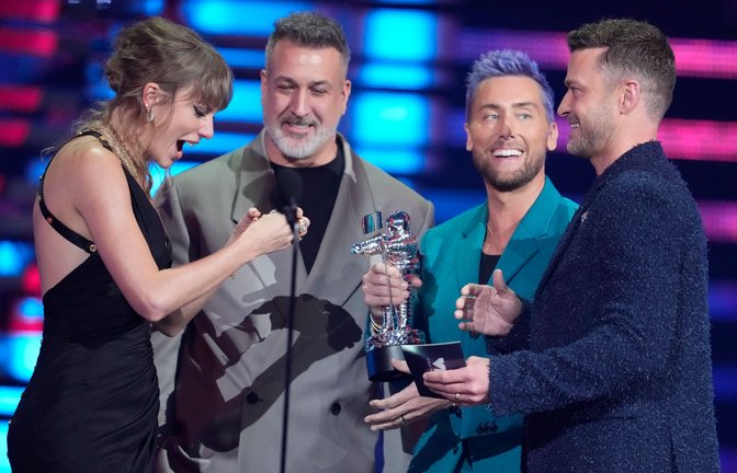Joey Fatone (M), Lance Bass und Justin Timberlake von NSYNC überreichen den Preis für den besten Pop an Taylor Swift (l) für "Anti-Hero" während der MTV Video Music Awards.<span class='image-autor'>Foto: Charles Sykes/Invision/AP/dpa</span>