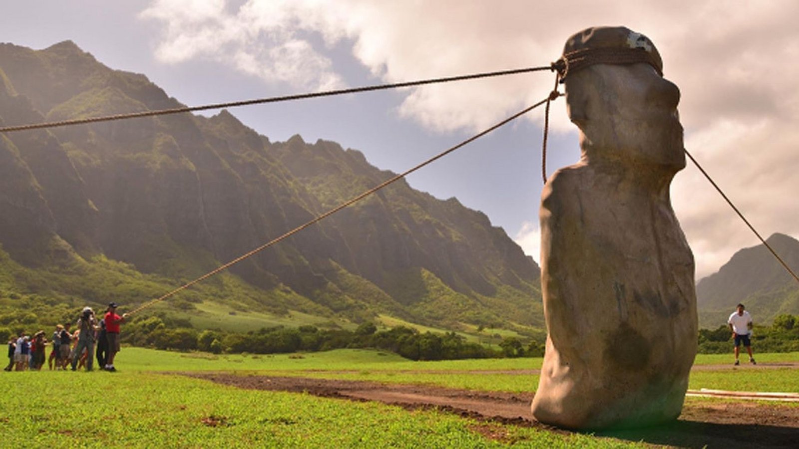 Forscher haben herausgefunden, wie die riesenhaften Moai-Statuen der Osterinsel transportiert wurden.Foto: © Carl Lipo Forscher haben herausgefunden, wie die riesenhaften Moai-Statuen der Osterinsel transportiert wurden.Foto: © Carl Lipo