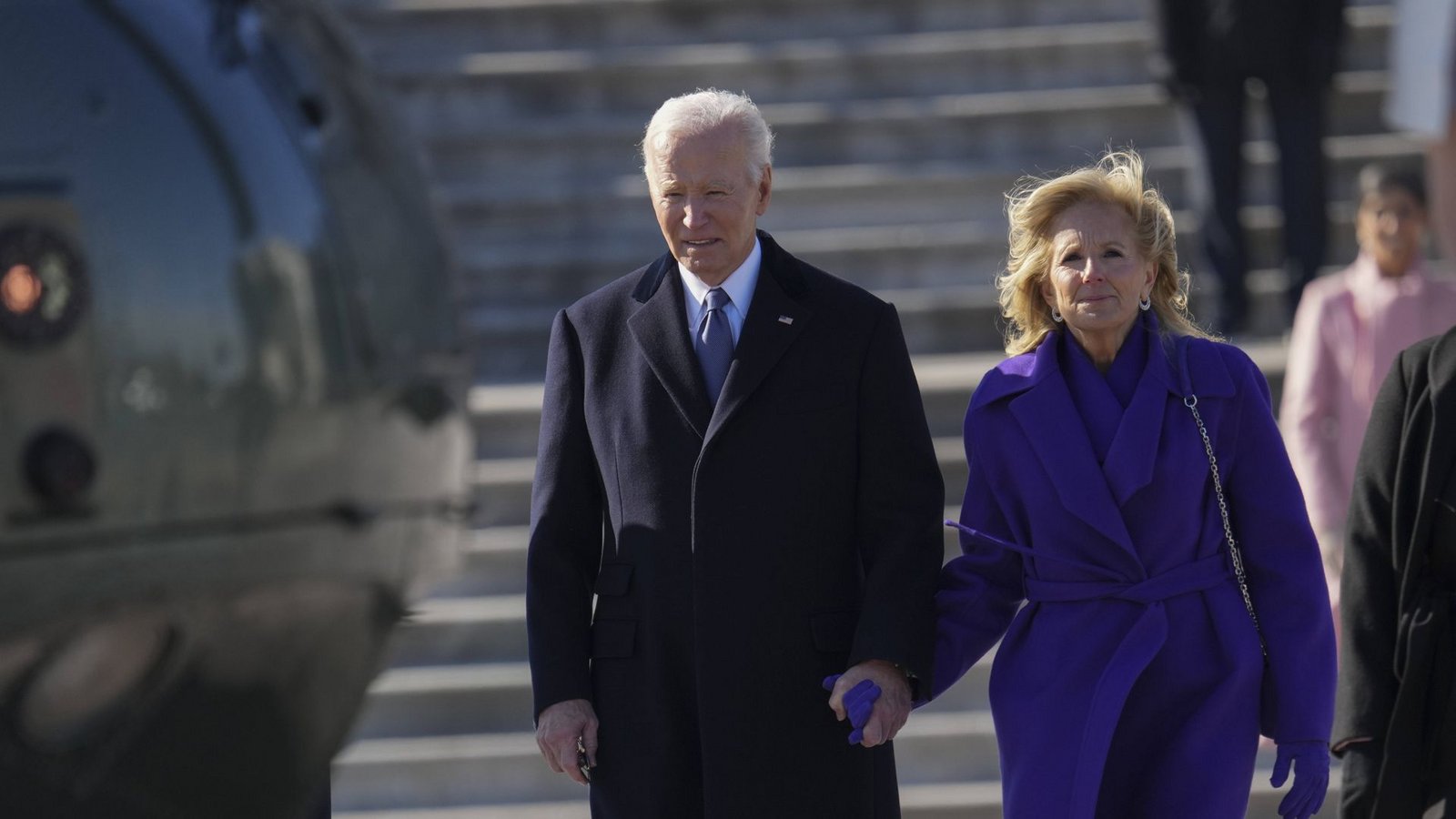 Joe und Jill Biden: Ein Leibwächter der Ex-First Lady schoss sich bei einem Unfall selbst an. (Archivbild)Foto: IMAGO/MediaPunch/Chris Kleponis - Pool via CNP Joe und Jill Biden: Ein Leibwächter der Ex-First Lady schoss sich bei einem Unfall selbst an. (Archivbild)Foto: IMAGO/MediaPunch/Chris Kleponis - Pool via CNP