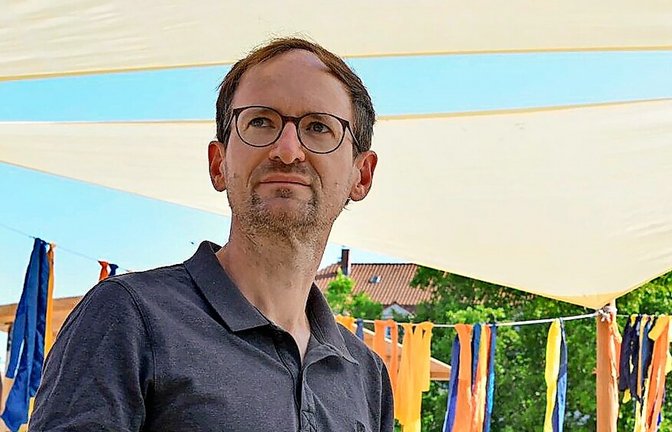 Bastian Schröter von der Hochschule für Technik beschäftigt sich mit dem Kühlbedarf Stuttgarts. Hier sitzt er unter einem Sonnensegel am Marienplatz.<span class='image-autor'>Foto: Lichtgut/Max Kovalenko</span>