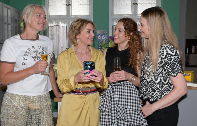 In der aktuellen GZSZ-Folge genießt Nina (Maria Wedig, 2.v.r.) ihren Geburtstag mit ihren Freundinnen Maren (Eva Mona Rodekirchen, l.), Yvonne (Gisa Zach, 2.v.l.) und Jessica (Nina Ensmann).<span class='image-autor'>Foto: RTL / Rolf Baumgartner</span>