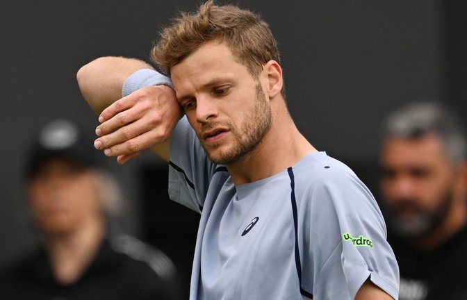 Nach einer rund vierstündigen Regenpause ist Tennisprofi Jan-Lennard Struff beim Rasenturnier in Stuttgart als letzter deutscher Teilnehmer im Achtelfinale ausgeschieden.<span class='image-autor'>Foto: Marijan Murat/dpa</span>
