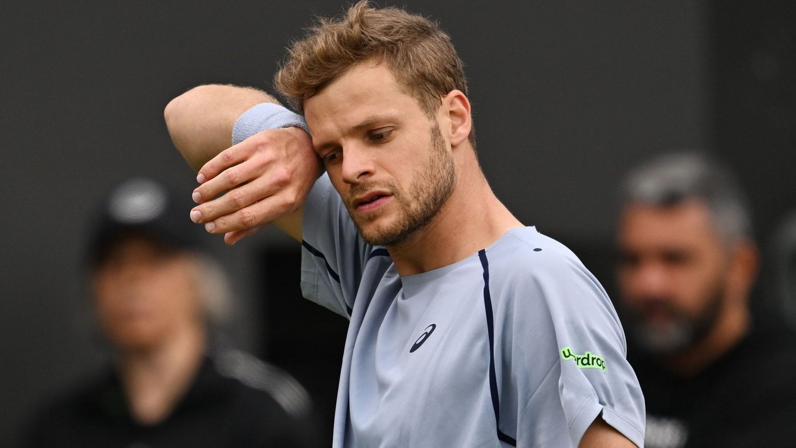 Nach einer rund vierstündigen Regenpause ist Tennisprofi Jan-Lennard Struff beim Rasenturnier in Stuttgart als letzter deutscher Teilnehmer im Achtelfinale ausgeschieden.Foto: Marijan Murat/dpa Nach einer rund vierstündigen Regenpause ist Tennisprofi Jan-Lennard Struff beim Rasenturnier in Stuttgart als letzter deutscher Teilnehmer im Achtelfinale ausgeschieden.Foto: Marijan Murat/dpa