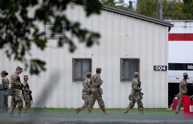 Nationalgardisten aus Texas sind für einen Einsatz in Chicago im US-Bundesstaat Illinois eingetroffen.<span class='image-autor'>Foto: Getty Images via AFP/SCOTT OLSON</span>