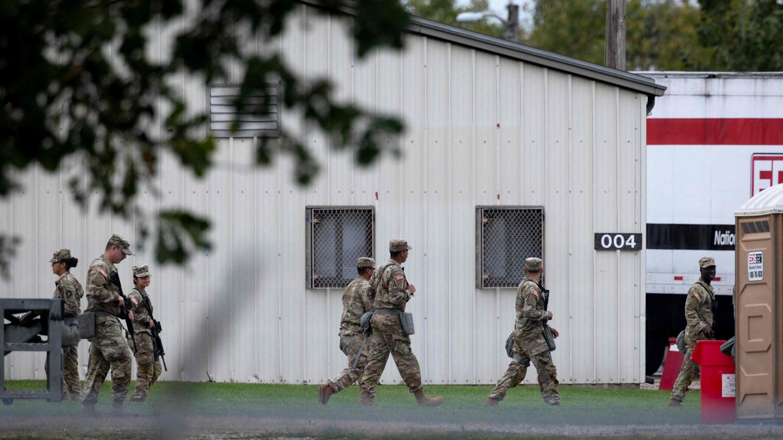Nationalgardisten aus Texas sind für einen Einsatz in Chicago im US-Bundesstaat Illinois eingetroffen.Foto: Getty Images via AFP/SCOTT OLSON Nationalgardisten aus Texas sind für einen Einsatz in Chicago im US-Bundesstaat Illinois eingetroffen.Foto: Getty Images via AFP/SCOTT OLSON