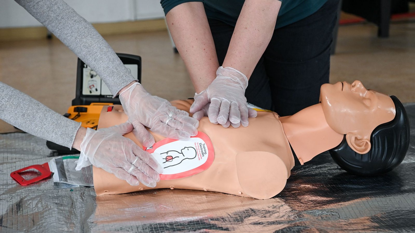 Auch eine Unterweisung, wie man Erste Hilfe leistet, wäre ein Beitrag zum Zivilschutz.Foto: dpa-Zentralbild/Jens Kalaene Auch eine Unterweisung, wie man Erste Hilfe leistet, wäre ein Beitrag zum Zivilschutz.Foto: dpa-Zentralbild/Jens Kalaene