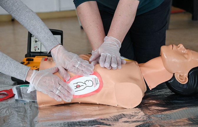 Auch eine Unterweisung, wie man Erste Hilfe leistet, wäre ein Beitrag zum Zivilschutz.<span class='image-autor'>Foto: dpa-Zentralbild/Jens Kalaene</span>