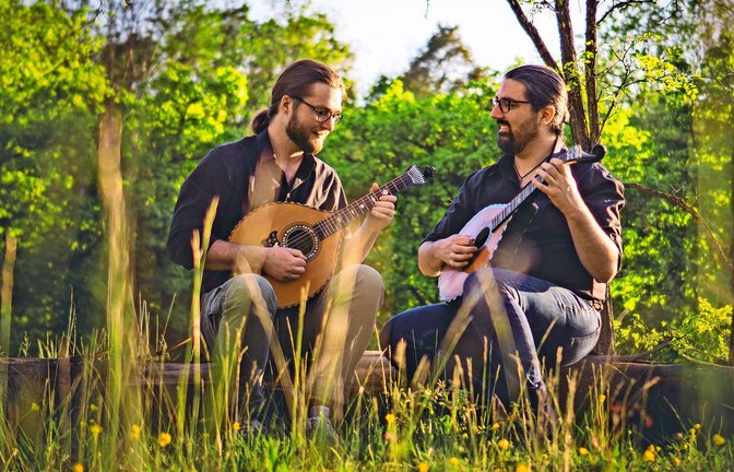 Die Waldzither klingt tiefer als eine Mandoline, aber heller als eine Gitarre:  Björn Kaidel   (rechts)  und  sein musikalischer Begleiter 
Christian Mohr Levisen, mit dem er das Duo  Plønk bildet.<span class='image-autor'>Foto: Regina Kunkel</span>