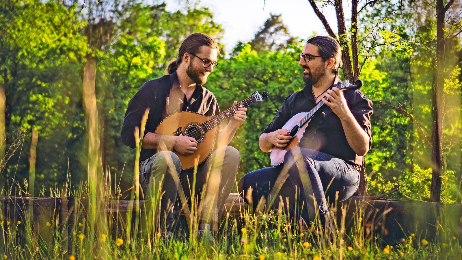 Die Waldzither klingt tiefer als eine Mandoline, aber heller als eine Gitarre: Björn Kaidel (rechts) und sein musikalischer Begleiter
Christian Mohr Levisen, mit dem er das Duo Plønk bildet.Foto: Regina Kunkel Die Waldzither klingt tiefer als eine Mandoline, aber heller als eine Gitarre: Björn Kaidel (rechts) und sein musikalischer Begleiter
Christian Mohr Levisen, mit dem er das Duo Plønk bildet.Foto: Regina Kunkel