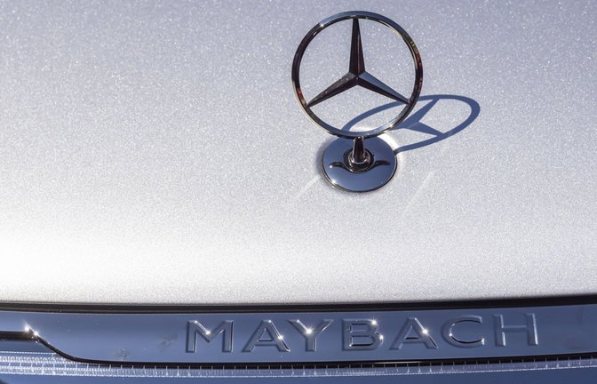 Der Maybach-Fahrer krachte gegen ein geparktes Auto. (Symbolbild)<span class='image-autor'>Foto: IMAGO/Arnulf Hettrich/IMAGO/Arnulf Hettrich</span>