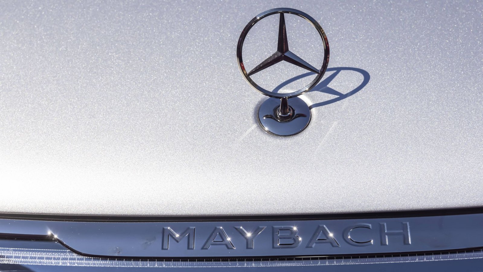 Der Maybach-Fahrer krachte gegen ein geparktes Auto. (Symbolbild)Foto: IMAGO/Arnulf Hettrich/IMAGO/Arnulf Hettrich