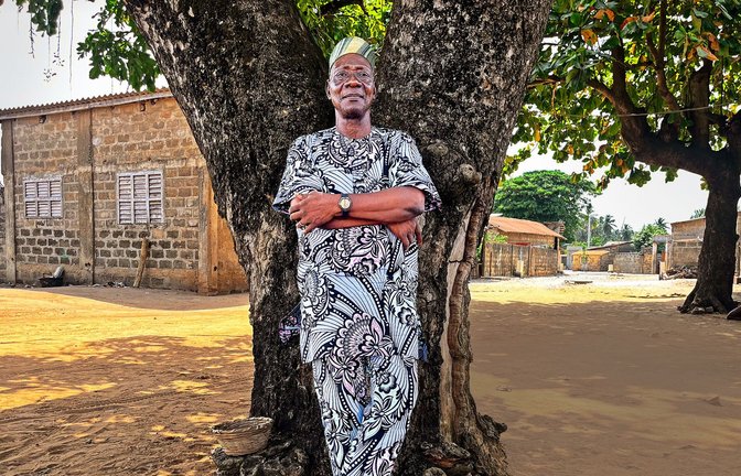 Martin Kakanakou, 72, von der Ethnie Dahomey, vor seinem Haus in Ouidah in Benin<span class='image-autor'>Foto: Christian Putsch/Christian Putsch</span>