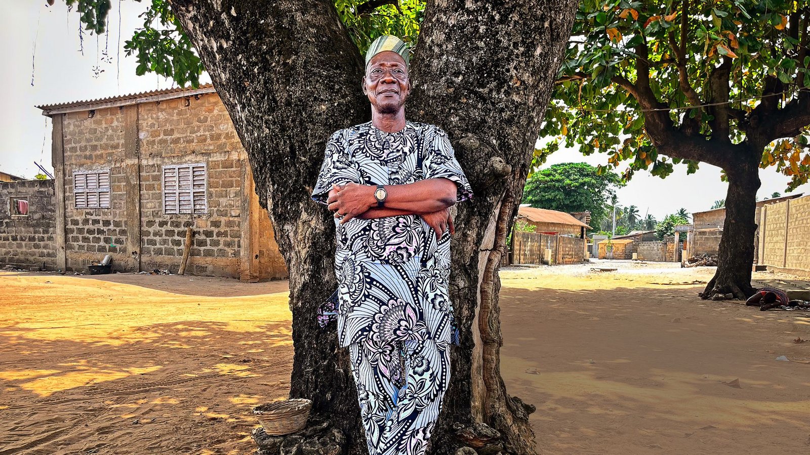 Martin Kakanakou, 72, von der Ethnie Dahomey, vor seinem Haus in Ouidah in BeninFoto: Christian Putsch/Christian Putsch Martin Kakanakou, 72, von der Ethnie Dahomey, vor seinem Haus in Ouidah in BeninFoto: Christian Putsch/Christian Putsch