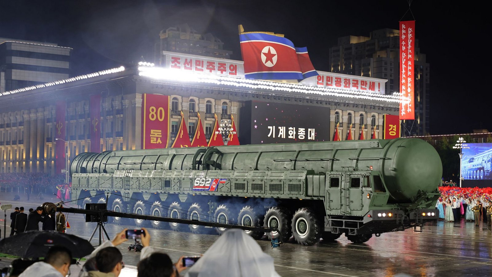 Dieses von der nordkoreanischen Regierung zur Verfügung gestellte Foto zeigt eine nach eigenen Angaben neue ballistische Interkontinentalrakete namens Hwasong-20 während einer Militärparade.Foto: KCNA via KNS/AP/dpa/Uncredited Dieses von der nordkoreanischen Regierung zur Verfügung gestellte Foto zeigt eine nach eigenen Angaben neue ballistische Interkontinentalrakete namens Hwasong-20 während einer Militärparade.Foto: KCNA via KNS/AP/dpa/Uncredited