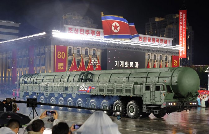 Dieses von der nordkoreanischen Regierung zur Verfügung gestellte Foto zeigt eine nach eigenen Angaben neue ballistische Interkontinentalrakete namens Hwasong-20 während einer Militärparade.<span class='image-autor'>Foto: KCNA via KNS/AP/dpa/Uncredited</span>