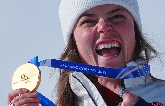 Da war mit der Goldmedaille noch alles in Ordnung: Die Abfahrts-Olympiasiegerin Breezy Johnson.<span class='image-autor'>Foto: Michael Kappeler/dpa</span>