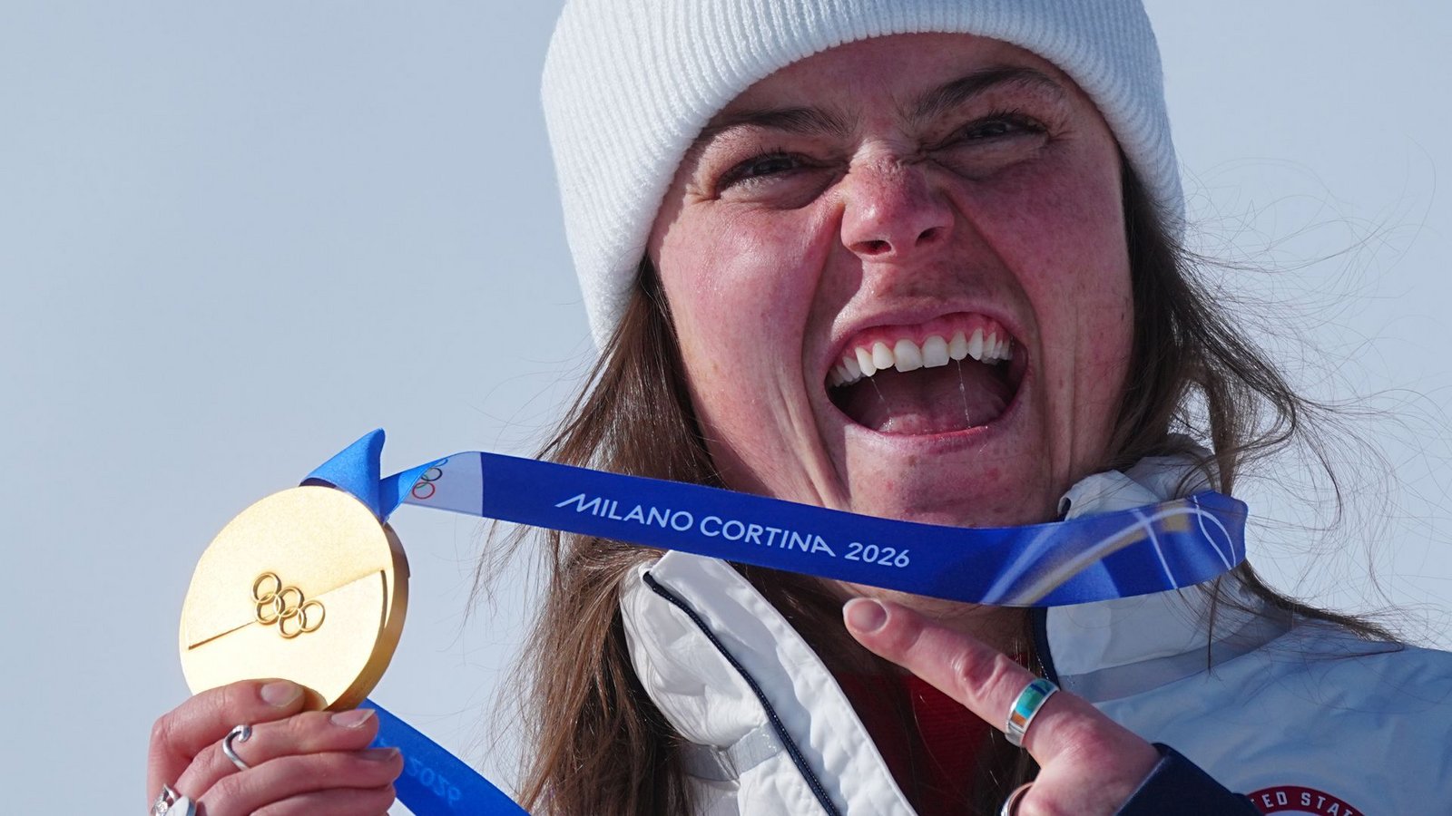 Da war mit der Goldmedaille noch alles in Ordnung: Die Abfahrts-Olympiasiegerin Breezy Johnson.Foto: Michael Kappeler/dpa Da war mit der Goldmedaille noch alles in Ordnung: Die Abfahrts-Olympiasiegerin Breezy Johnson.Foto: Michael Kappeler/dpa