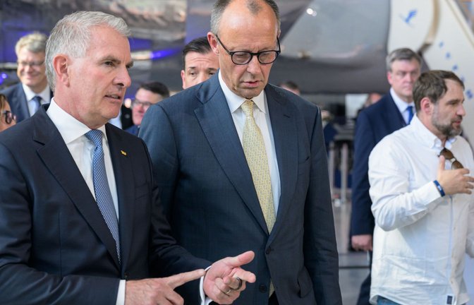 Lufthansa-Chef Carsten Spohr (links) und Kanzler Friedrich Merz auf dem Weg zum Jubiläumsfestakt.<span class='image-autor'>Foto: Hannes P. Albert/dpa</span>