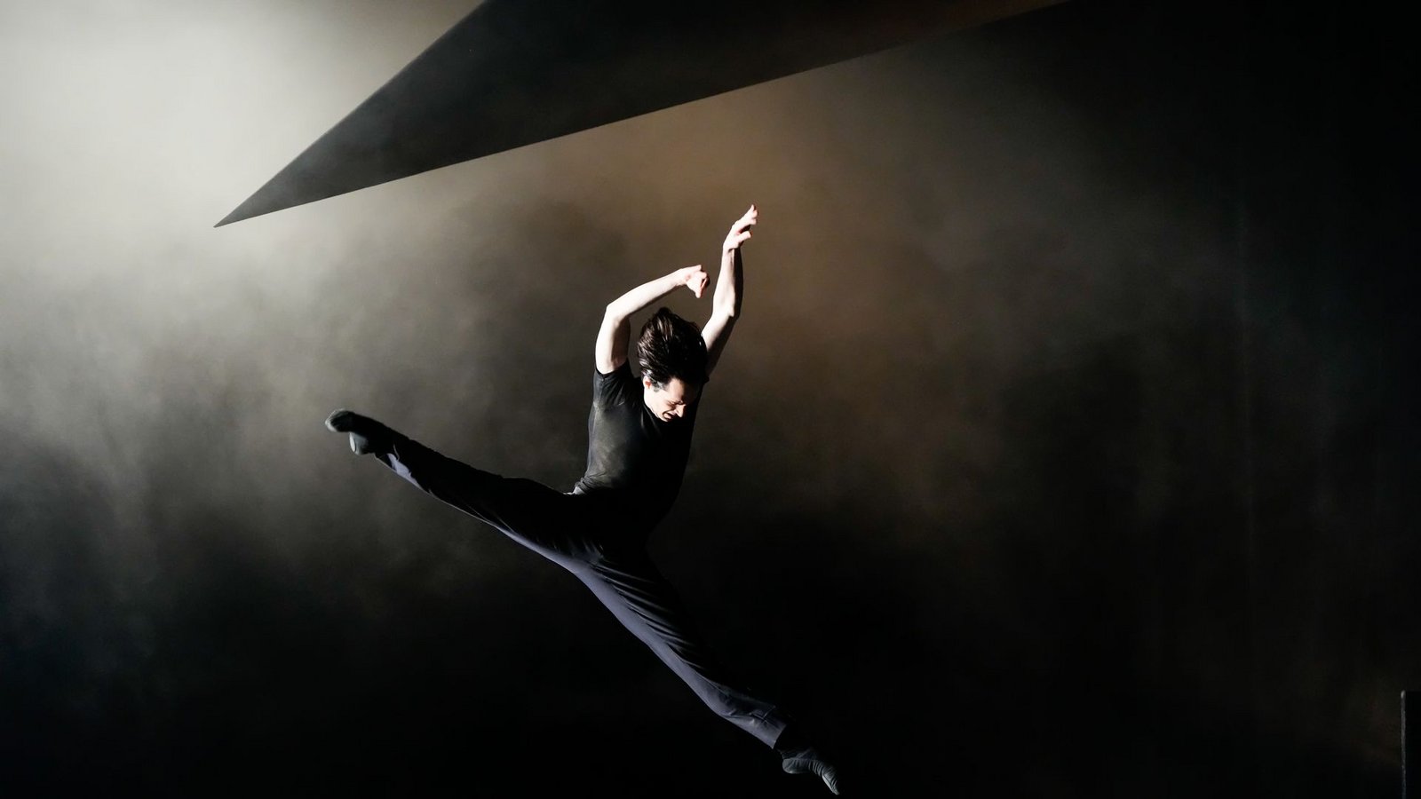 Auch am Freitagabend im Höhenflug: Alessandro GiaquintoFoto: © Roman Novitzky/Stuttgarter Ballett/© Roman Novitzky/Stuttgarter Ballett