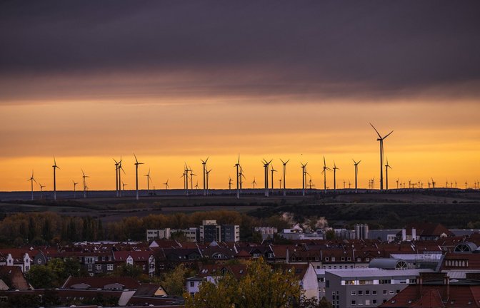 Windräder im Sonnenaufgang hinter Erfurt.<span class='image-autor'>Foto: IMAGO/Jacob Schröter</span>