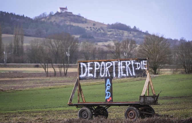 „Deportiert die AfD“ – die Botschaft mit der vorbelasteten Formulierung auf einem Anhänger bei Tübingen unterstreicht die Abneigung gegenüber der rechtspopulistischen Partei in der Universitätsstadt.<span class='image-autor'>Foto: imago//Markus Ulmer</span>