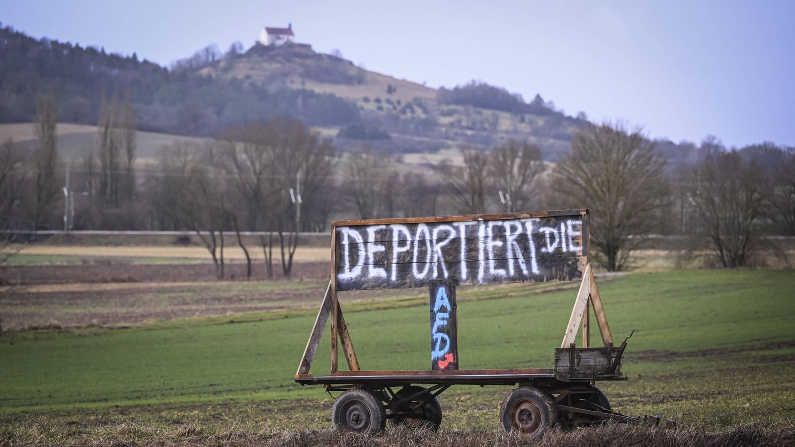 „Deportiert die AfD“ – die Botschaft mit der vorbelasteten Formulierung auf einem Anhänger bei Tübingen unterstreicht die Abneigung gegenüber der rechtspopulistischen Partei in der Universitätsstadt.Foto: imago//Markus Ulmer „Deportiert die AfD“ – die Botschaft mit der vorbelasteten Formulierung auf einem Anhänger bei Tübingen unterstreicht die Abneigung gegenüber der rechtspopulistischen Partei in der Universitätsstadt.Foto: imago//Markus Ulmer