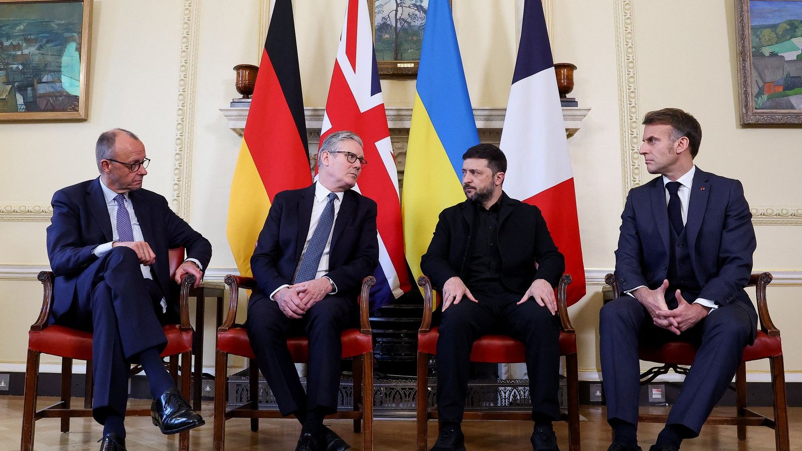 In dieser Runde werden oft wichtige Strategiefragen in der Ukraine-Politik besprochen: Bundeskanzler Merz (l-r), der britische Premier Starmer, der ukrainische Präsident Selenskyj und der französische Präsident Macron. (Archivbild)Foto: Toby Melville/Pool Reuters/AP/dpa