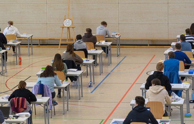 Die Zeit läuft: die meisten Schülerinnen und Schüler hatten 315 Minuten, also von 9 bis 14.15 Uhr Zeit, um ihren Aufsatz zu verfassen.<span class='image-autor'>Foto: dpa/Robert Michael</span>