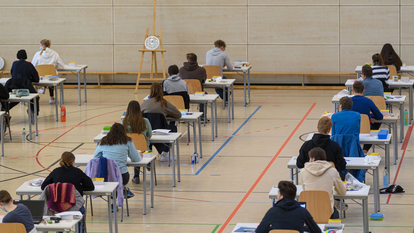 Die Zeit läuft: die meisten Schülerinnen und Schüler hatten 315 Minuten, also von 9 bis 14.15 Uhr Zeit, um ihren Aufsatz zu verfassen.Foto: dpa/Robert Michael Die Zeit läuft: die meisten Schülerinnen und Schüler hatten 315 Minuten, also von 9 bis 14.15 Uhr Zeit, um ihren Aufsatz zu verfassen.Foto: dpa/Robert Michael