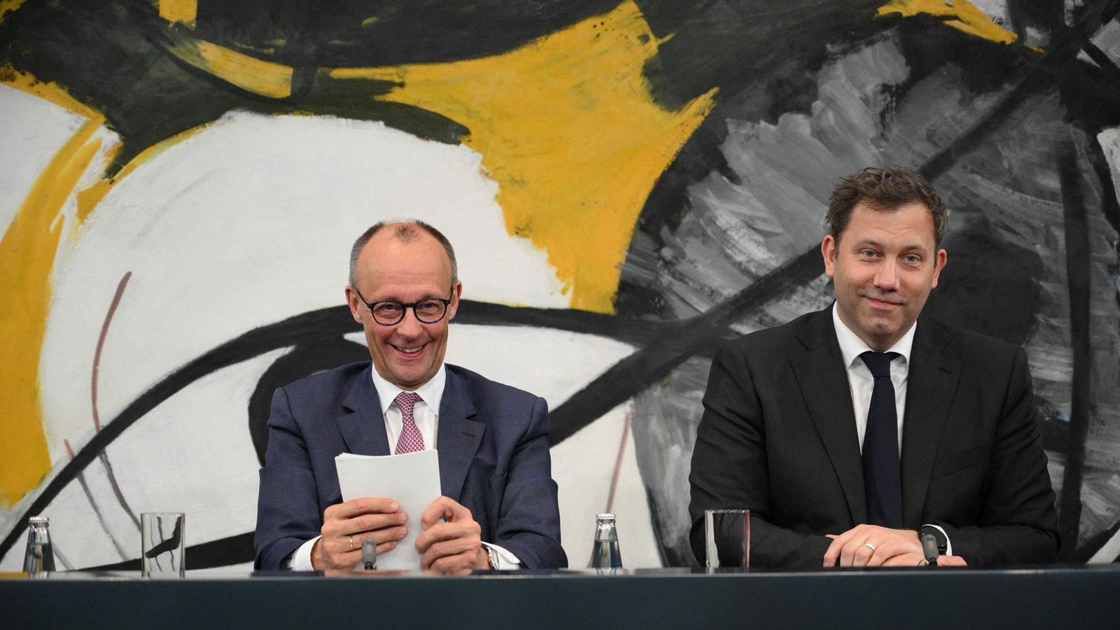 Fröhlich nach dem Koalitionsausschuss: Friedrich Merz und Lars Klingbeil.Foto: RALF HIRSCHBERGER/AFP