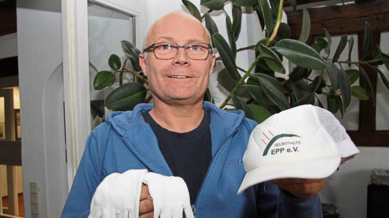 Mütze und Handschuhe sind für EPP-Erkrankte wichtige Utensilien. Dank eines neuen Medikaments kann sich Mischa Dambrowsky inzwischen aber ohne Schutzbekleidung bis zu zwei Stunden beschwerdefrei im Tageslicht bewegen.  Foto: Banholzer