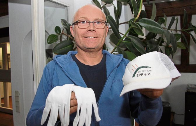 Mütze und Handschuhe sind für EPP-Erkrankte wichtige Utensilien. Dank eines neuen Medikaments kann sich Mischa Dambrowsky inzwischen aber ohne Schutzbekleidung bis zu zwei Stunden beschwerdefrei im Tageslicht bewegen.  Foto: Banholzer