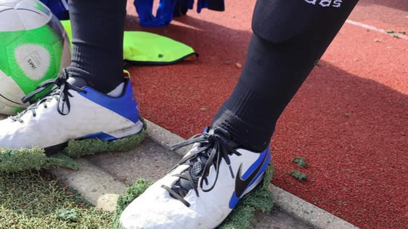 Wenn der Fußballplatz an den Kickstiefeln klebt, läuft etwas gehörig aus dem Ruder, wie der Fußballbezirk Enz/Murr auf seiner Facebook-Seite zeigt. Wenn der Fußballplatz an den Kickstiefeln klebt, läuft etwas gehörig aus dem Ruder, wie der Fußballbezirk Enz/Murr auf seiner Facebook-Seite zeigt.