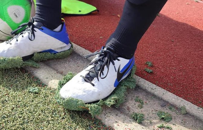 Wenn der Fußballplatz an den Kickstiefeln klebt, läuft etwas gehörig aus dem Ruder, wie der Fußballbezirk Enz/Murr auf seiner Facebook-Seite zeigt.
