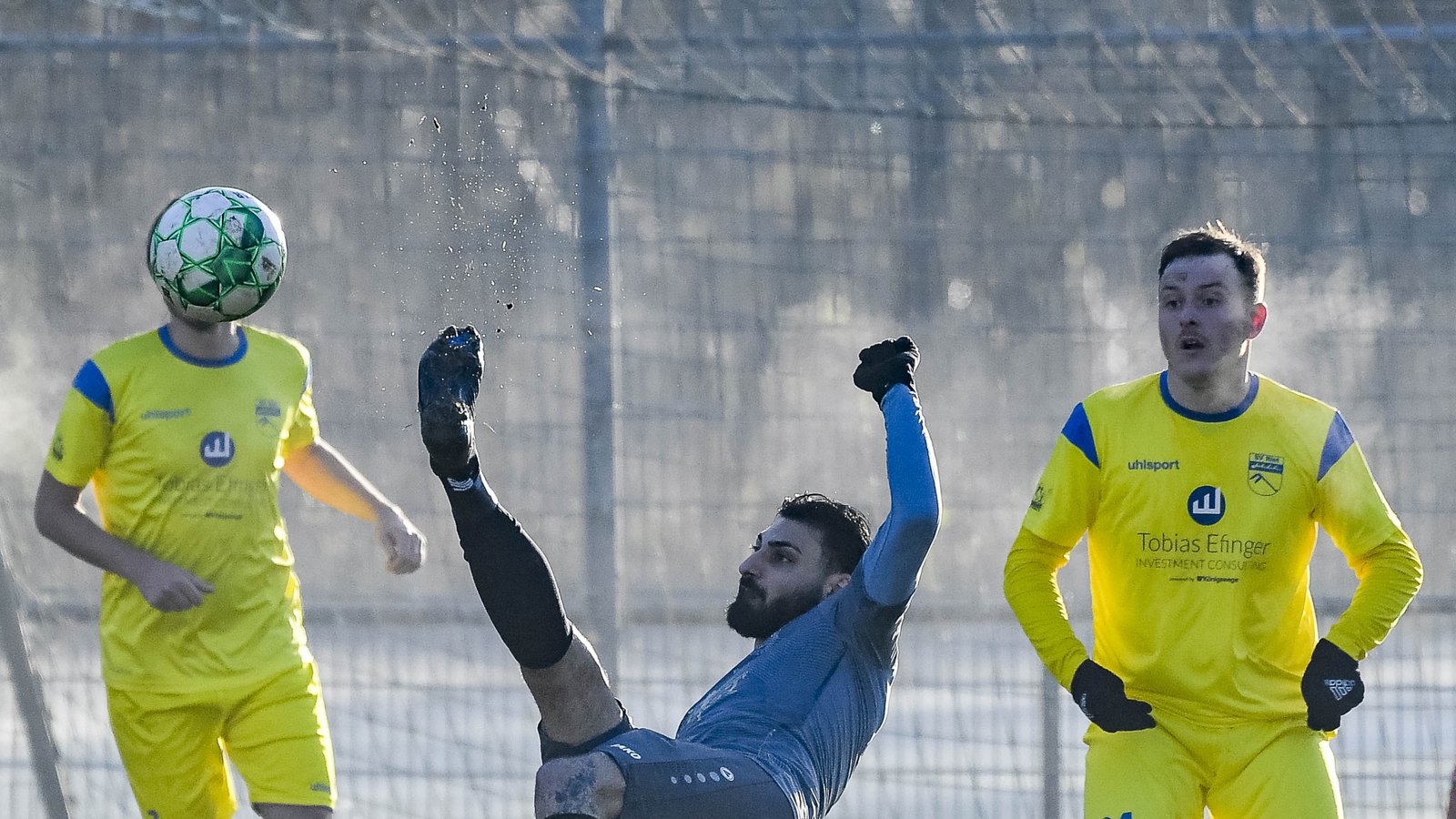 Konstantinos Vassiliou (Mitte) vom TSV Enzweihingen II sorgt im Spiel beim SV Riet zumindest für einen haltungstechnischen Höhepunkt. Foto: Leitner Konstantinos Vassiliou (Mitte) vom TSV Enzweihingen II sorgt im Spiel beim SV Riet zumindest für einen haltungstechnischen Höhepunkt. Foto: Leitner