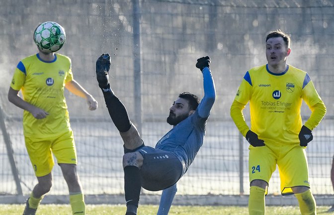 Konstantinos Vassiliou (Mitte) vom TSV Enzweihingen II sorgt im Spiel beim SV Riet zumindest für einen haltungstechnischen Höhepunkt. <span class='image-autor'>Foto: Leitner</span>