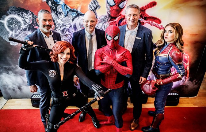 Die Vorstände der VR-Bank Ludwigsburg (von links) – Heiko Herbst, Timm Häberle und Frank Kraaz – ziehen in ihren Berichten bei der Vertreterversammlung immer wieder Analogien zu den Superhelden der Marvel-Welt.  <span class='image-autor'>Foto: VR-Bank Ludwigsburg</span>