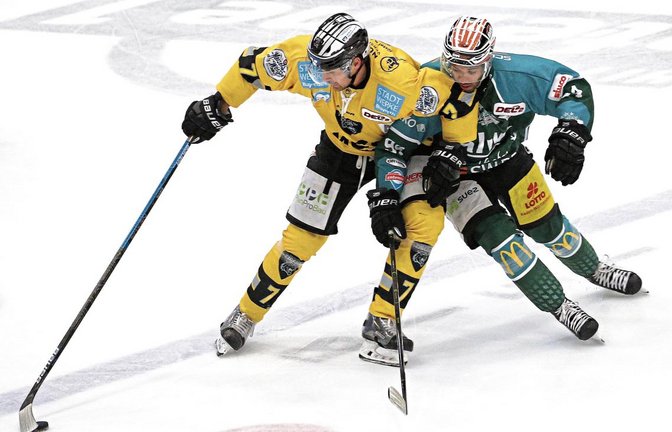 Lukas Laub (rechts), der hier Bayreuths Henry Martens bedrängt, wurde für seinen Einsatz belohnt. Er erzielte den Treffer zum 2:1. Foto: Baumann
