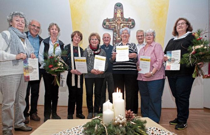 Katharina Stocker, Rosemarie Wala, Rosemarie Hebeda, Annemarie Kazda, Elisabeth Ziegler, Maria Ballier und Daniela Guadagni (mit Urkunden von links) wurden geehrt.  Foto: Fotomoment