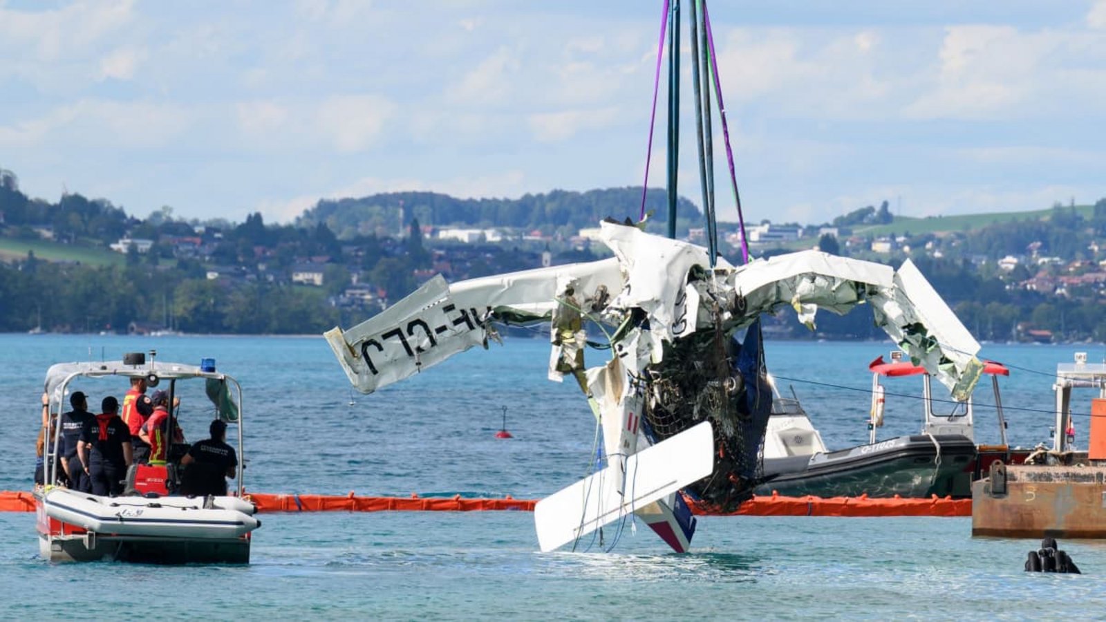 Das am vergangenen Mittwoch, dem 26. August 2026, bei Steinbach in den Attersee gestürzte Propellerflugzeug mit zwei toten Insassen wurde aus einer Tiefe von 160 Metern geborgen.Fotokerschi/Werner Kerschbaummay/APA/dpa Das am vergangenen Mittwoch, dem 26. August 2026, bei Steinbach in den Attersee gestürzte Propellerflugzeug mit zwei toten Insassen wurde aus einer Tiefe von 160 Metern geborgen.Fotokerschi/Werner Kerschbaummay/APA/dpa