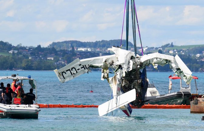 Das am vergangenen Mittwoch, dem 26. August 2026, bei Steinbach in den Attersee gestürzte Propellerflugzeug mit zwei toten Insassen wurde aus einer Tiefe von 160 Metern geborgen.<span class='image-autor'>Fotokerschi/Werner Kerschbaummay/APA/dpa</span>