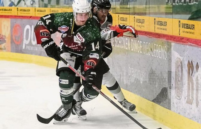Bietigheims Benjamin Zientek (vorne) – hier im Zweikampf mit Frankfurts David Cespiva – brachte die Steelers gegen die Löwen mit 2:1 in Führung. Foto: Simecek