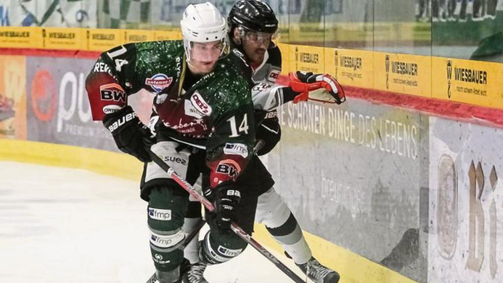 Bietigheims Benjamin Zientek (vorne) – hier im Zweikampf mit Frankfurts David Cespiva – brachte die Steelers gegen die Löwen mit 2:1 in Führung. Foto: Simecek