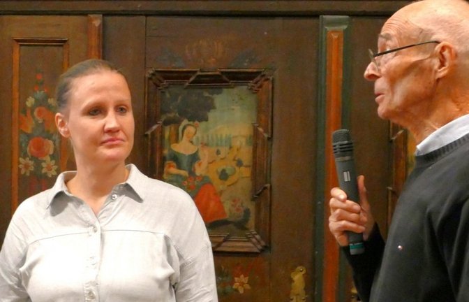 Geben Einblick in vergangene Zeiten (von links): VHS-Leiterin Martina Terp-Schunter, Archäologin Inga Kretschmer und Wolfgang Rieger vom Historisch-Archäologischen Verein.  <span class='image-autor'>Foto: Weimper</span>