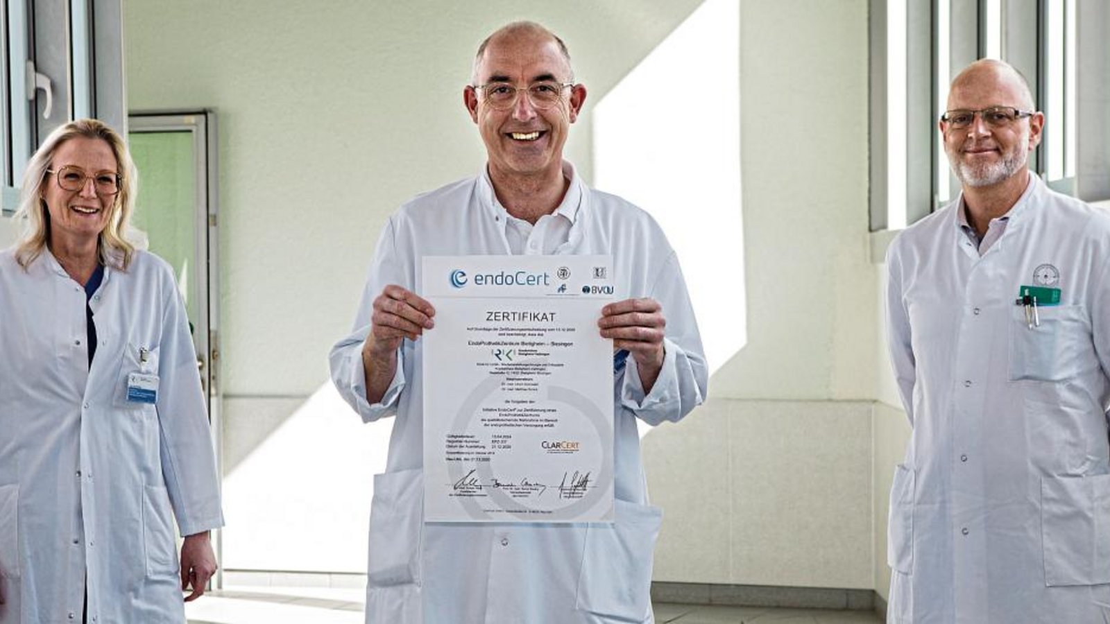 Der Ärztliche Direktor Dr. Ulrich Gronwald (Mitte), Oberärztin Dr. Ina Fichtel (links) und Oberarzt Dr. Matthias Schick (rechts) freuen sich über die erfolgreiche Re-Zertifizierung. Foto: RKH Der Ärztliche Direktor Dr. Ulrich Gronwald (Mitte), Oberärztin Dr. Ina Fichtel (links) und Oberarzt Dr. Matthias Schick (rechts) freuen sich über die erfolgreiche Re-Zertifizierung. Foto: RKH