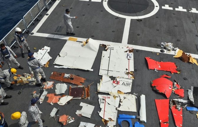 In einem von der pakistanischen Marine veröffentlichten Foto werden Trümmerteile des abgestürzten Frachtflugzeugs gezeigt.<span class='image-autor'>Uncredited/Pakistan Navy/AP/dpa</span>